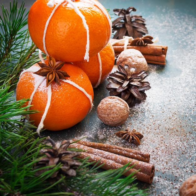 Decorazioni natalizie invernali, mandarini, noci, cannella
