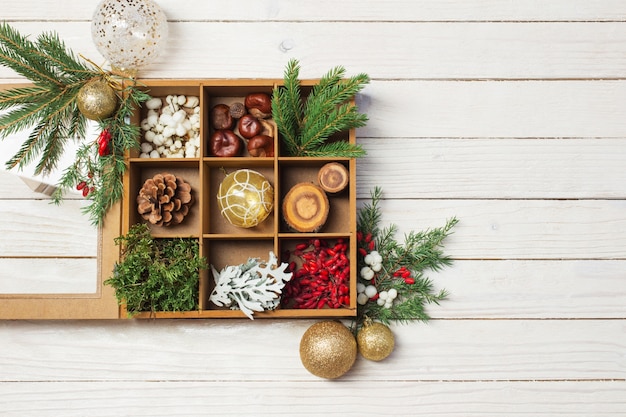 Decorazioni natalizie naturali su fondo di legno bianco