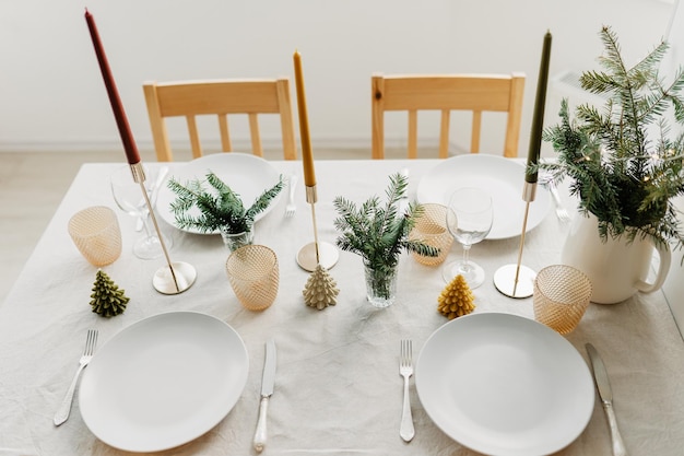 Decorazioni natalizie nell'ambientazione di una tavola festiva per il pranzo o la cena