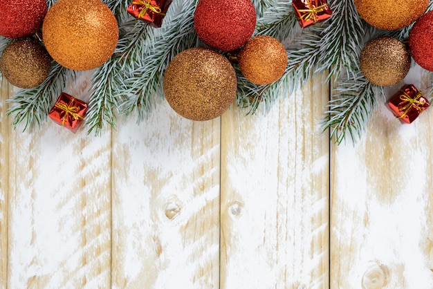 Decorazioni natalizie, palle multicolori su un tavolo di legno bianco. Vista dall'alto, copia spazio.