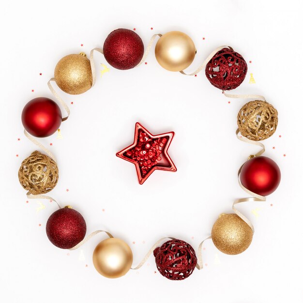 Decorazioni natalizie, palline lucenti, stella e nastro sulla superficie bianca