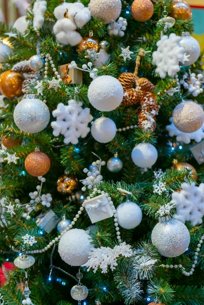 Decorazioni natalizie per l'albero di Natale. Sfondo sfocato per le vacanze.