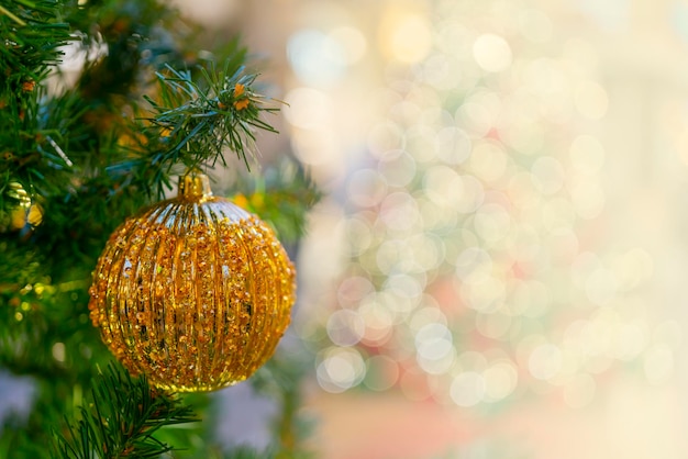 Decorazioni natalizie per l'albero di Natale. Sfondo sfocato per le vacanze.