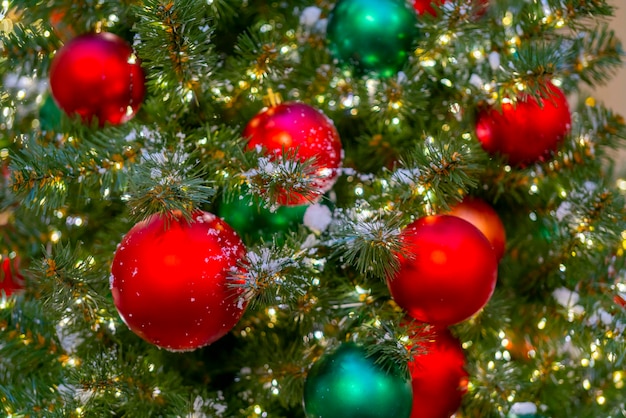 Decorazioni natalizie per l'albero di Natale. Sfondo sfocato per le vacanze.