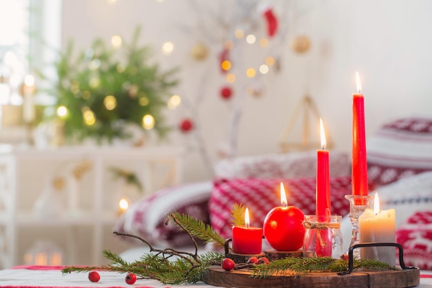 Decorazioni natalizie per la casa con candele nei colori rosso e bianco