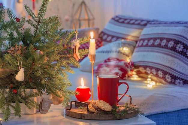 Decorazioni natalizie per la casa con candele nei colori rosso e bianco