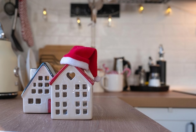 Decorazioni natalizie per la cucina preparazione per una vacanza in famiglia luce fatata albero di Natale ornamento rosso cervi divertenti sui fornelli degli armadi atmosfera di festa vigilia capodanno