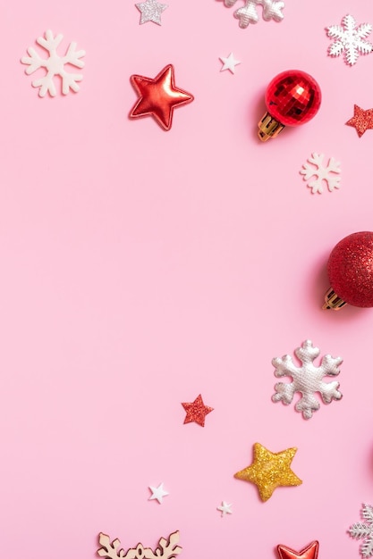 Decorazioni natalizie piatte su sfondo rosa Vista dall'alto sfondo di Natale o Capodanno con spazio per la copia