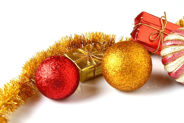 decorazioni natalizie rosse e dorate
