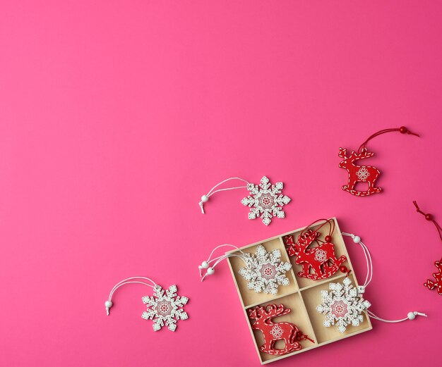 Decorazioni natalizie scolpite in legno per l'albero di vacanza sul rosa