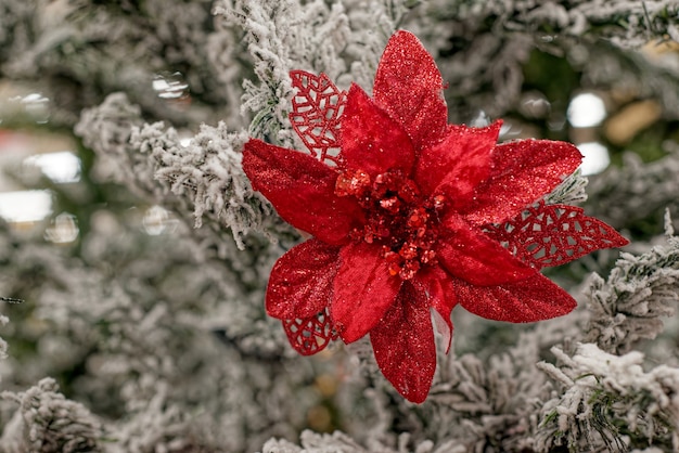 Decorazioni natalizie su albero di Natale artificiale