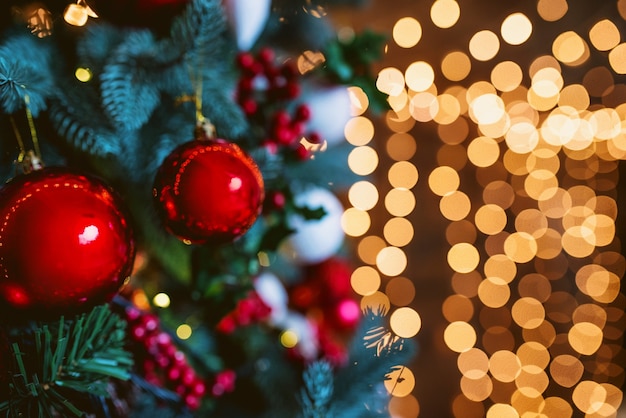 decorazioni natalizie su albero di natale su sfondo ghirlanda