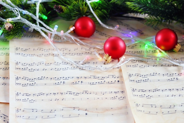 Decorazioni natalizie su fogli di musica, primo piano