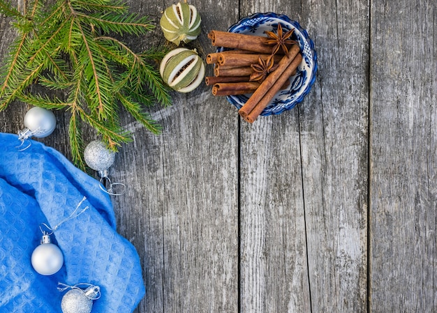 Decorazioni natalizie su fondo in legno con spazio pubblicitario