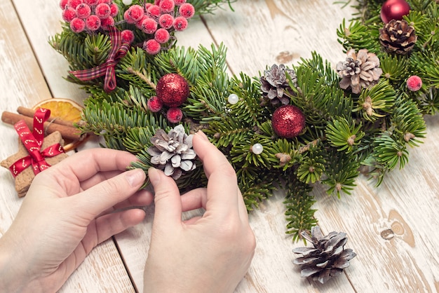 Decorazioni natalizie su fondo in legno