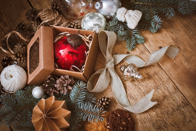 Decorazioni natalizie su fondo in legno