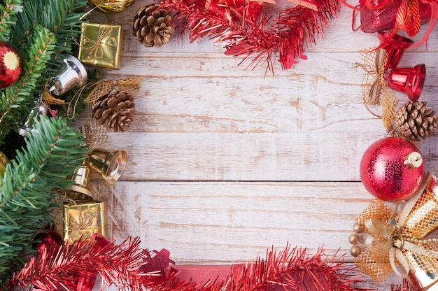 Decorazioni natalizie su sfondo bianco di legno vintage