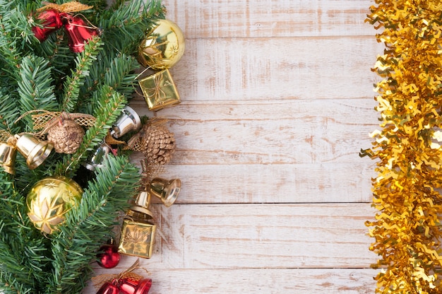 Decorazioni natalizie su sfondo bianco di legno vintage