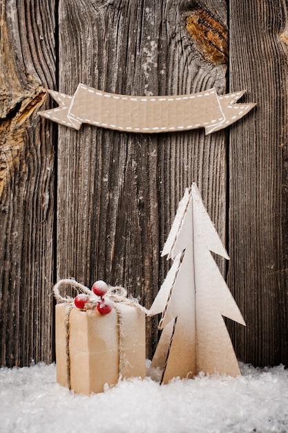 Decorazioni natalizie su sfondo in legno