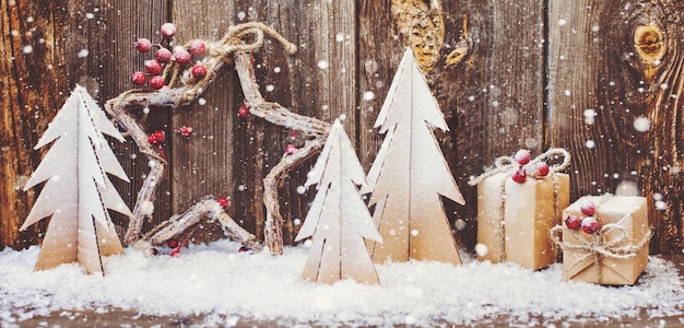 Decorazioni natalizie su sfondo in legno