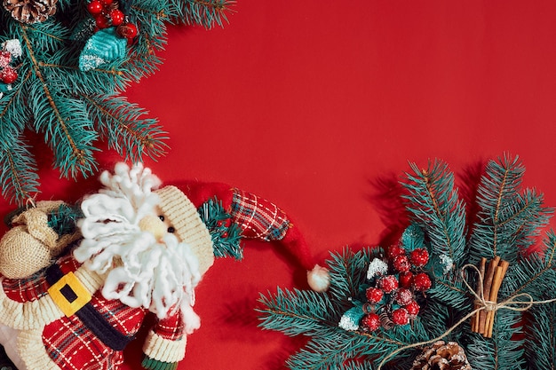 Decorazioni natalizie su sfondo rosso caldo tema natale e capodanno posto per i tuoi auguri di testo ...