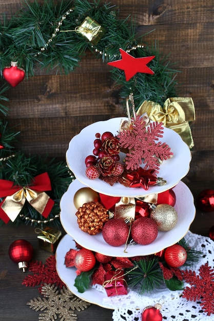 Decorazioni natalizie su supporto da dessert, su fondo in legno