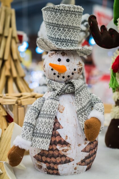 Decorazioni natalizie su un albero di Natale. Decorazioni natalizie come pupazzo di neve