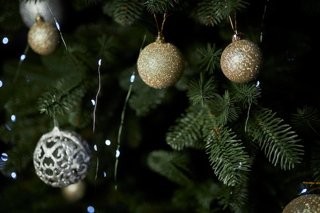 Decorazioni natalizie su un albero festivo. Sfondo tradizionale festivo per il nuovo anno.