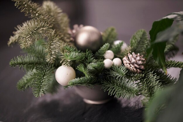 Decorazioni natalizie su un albero festivo. Sfondo tradizionale festivo per il nuovo anno.