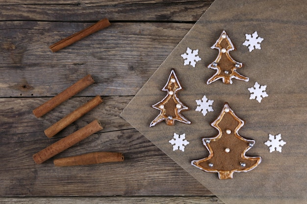 Decorazioni natalizie su un tavolo di legno