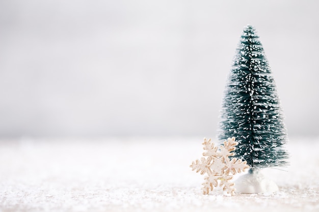 Decorazioni natalizie su uno sfondo innevato