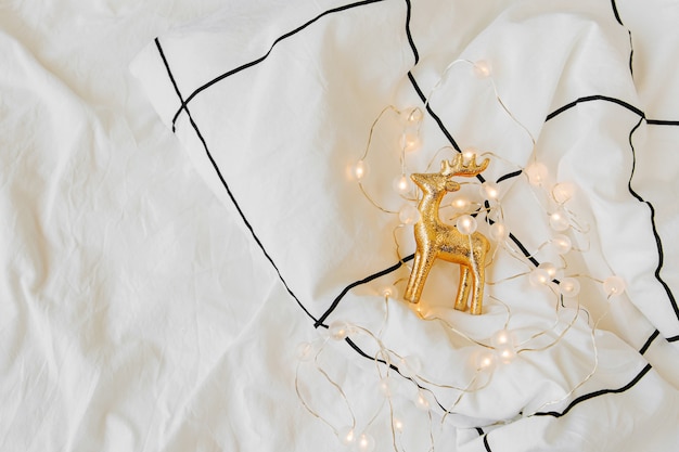 Decorazioni natalizie sul letto bianco con una coperta. Concetto di vacanza. Disposizione piatta, vista dall'alto