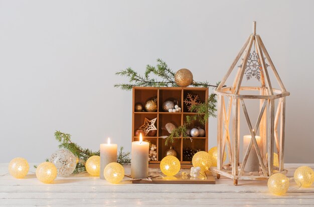 Decorazioni natalizie sul muro bianco di sfondo