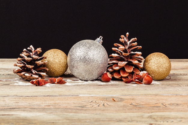 Decorazioni natalizie sul tavolo di legno