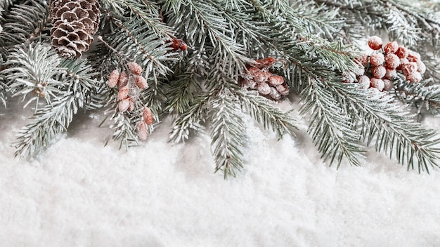 Decorazioni natalizie sulla neve con copia spazio