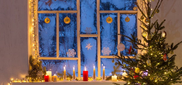 Decorazioni natalizie sulla vecchia finestra in legno