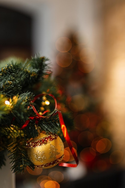 Decorazioni natalizie vintage con un ramo di albero di Natale, palla di Natale dorata e luci