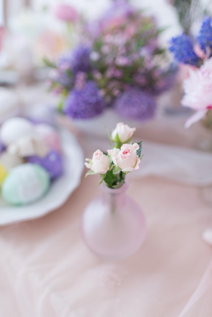 Decorazioni pasquali, tavola festiva di Pasqua in colori pastello, vacanze primaverili, tavola di nozze