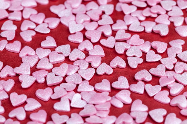 Decorazioni per dolci a forma di cuore rosa con caramelle dolci, primo piano