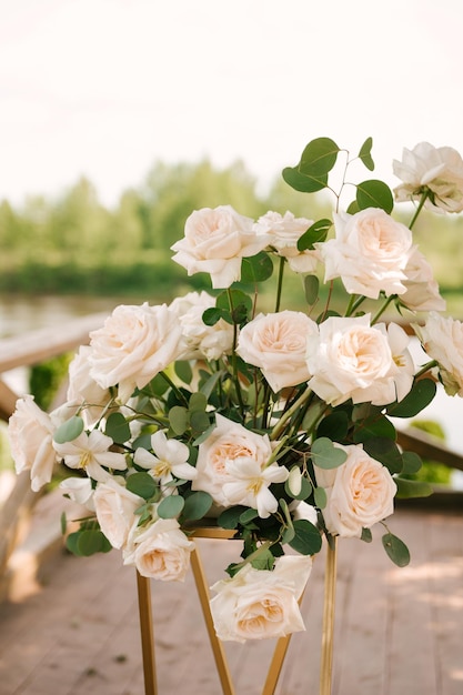 Decorazioni per feste o matrimoni con bellissime composizioni di rose bianche