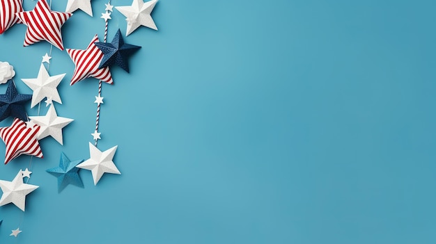 Decorazioni per il 4 luglio, la Giornata dell'Indipendenza americana, su sfondo blu pastello.