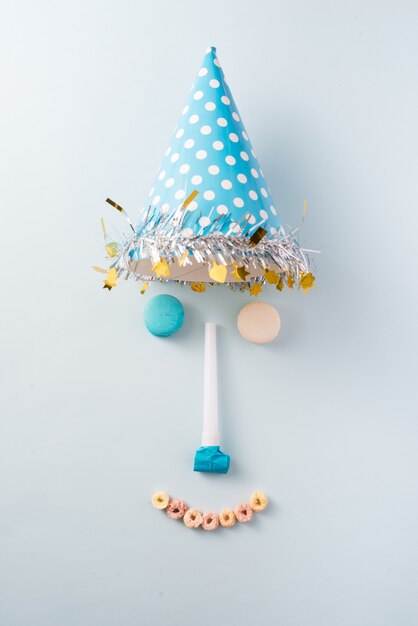 Decorazioni per il compleanno del ragazzo. Tavola blu dall'alto con muffin, bevande e gadget per feste