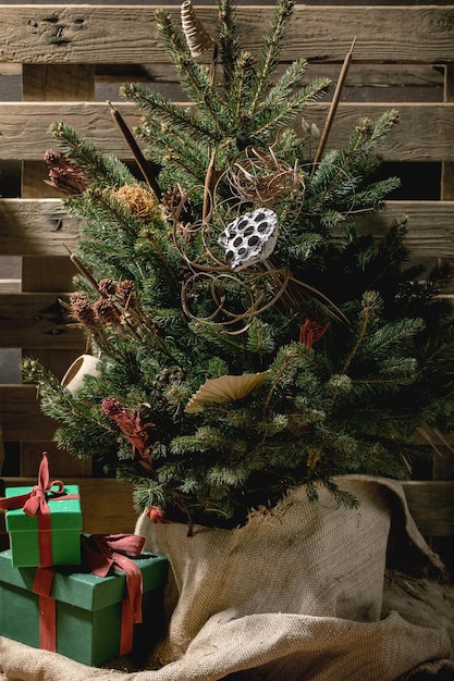 Decorazioni per interni rustici alla moda natalizia con regali artigianali