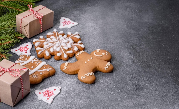 Decorazioni per l'albero di Natale di panpepato agrumi secchi su sfondo grigio cemento