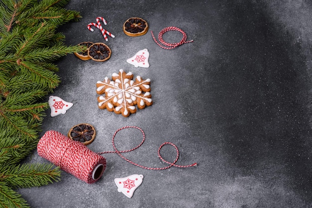 Decorazioni per l'albero di Natale di panpepato agrumi secchi su sfondo grigio cemento