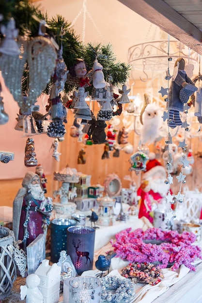 Decorazioni per l'albero di Natale e giocattoli presso la bancarella del bazar di Natale a Vilnius, in Lituania. All'Avvento