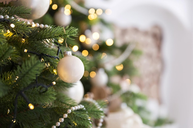 Decorazioni per l'albero di Natale e luci a casa sullo sfondo di Natale