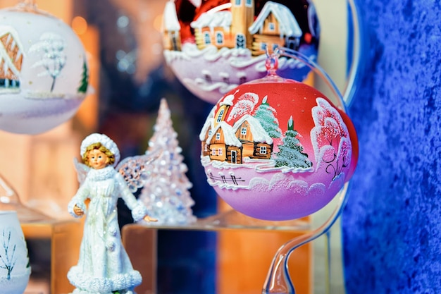 Decorazioni per l'albero di Natale nel mercatino di Natale al castello di Charlottenburg in inverno a Berlino, Germania. Decorazione della Fiera dell'Avvento e bancarelle con oggetti di artigianato