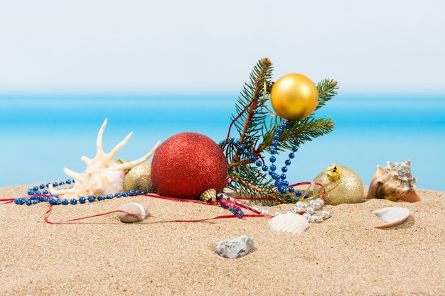 Decorazioni per l'albero di Natale sulla spiaggia in tropicale. Concetto di vacanze di Capodanno nei paesi caldi