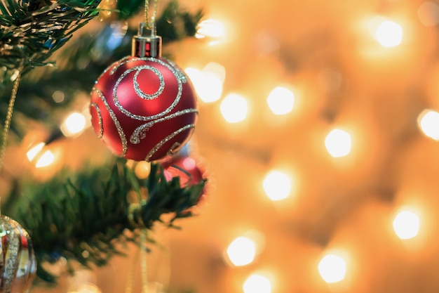 Decorazioni per l'albero di Natale sullo sfondo dei rami